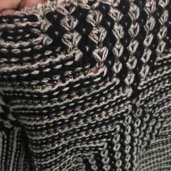 Black and cream multicolored pattern sweater - Picture 6 of 7